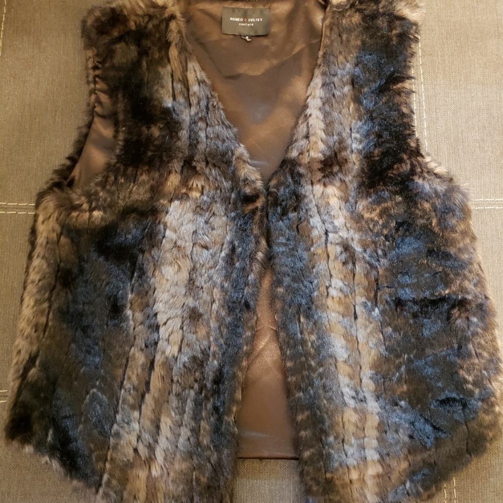 FAUX FUR VEST (EUC) SIZE SMALL